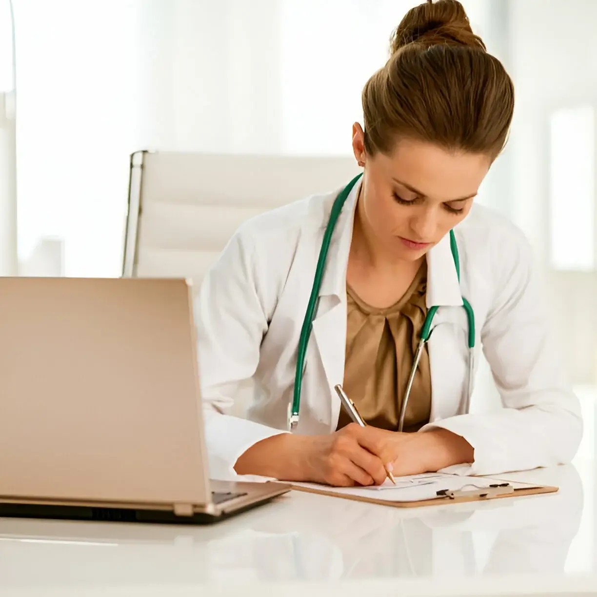 nursing-assignment-writing-girl